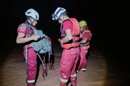 Rescatan a tres personas que quedaron atrapadas en el río Piraí por el aumento del caudal