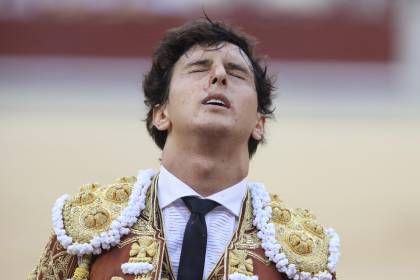 Video: Un torero peruano quedó gravemente herido por una brutal cornada en una plaza de toros en Madrid