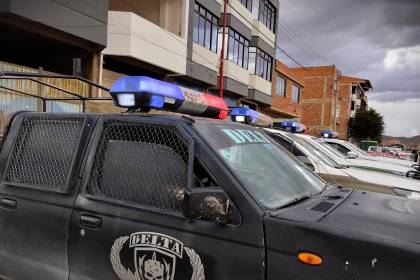 Dictan detención preventiva para un militar y un civil por portar 348 frascos de mercurio en La Paz, reporta la Policía 