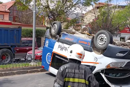Video de cámara de ambulancia reveló detalles sobre el choque con vuelque que sufrió