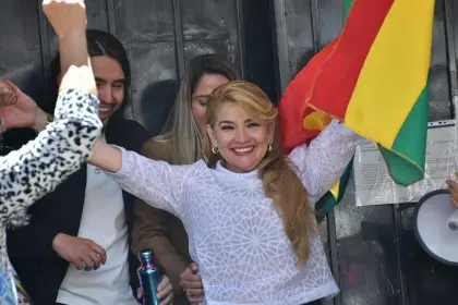 “Ha sido muy doloroso”, dice Añez, pero afirma que no se arrepiente de “haber servido a la patria”