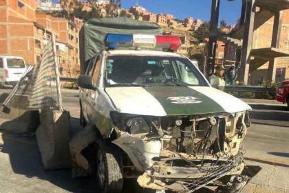 Patrulla policial choca con un vehículo en la autopista La Paz - El Alto