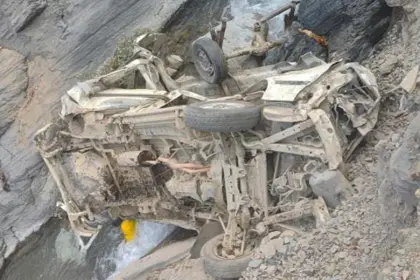 Bomberos: Sube a nueve la cifra de fallecidos por la caída de un minibús a un barranco y cuatro son menores de edad