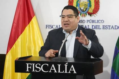 Fiscalía dice que evaluará si admite, observa o desestima la denuncia contra la esposa del presidente