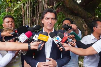 Saavedra viaja a La Paz para reunirse con cooperación internacional en busca de financiamiento para obras 