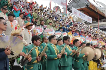 Carnaval: Oruro celebra el Festival de Banda con mucho colorido y alegría