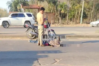 Motociclista muere arrollado por un camión tras salvar la vida de dos niños