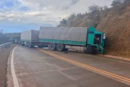 Choque entre un camión y un minibús deja dos muertos y seis heridos en la ruta Tarija-Camargo