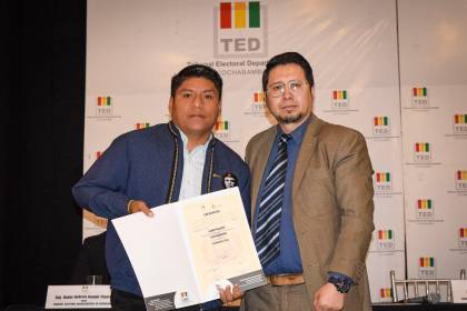 Loza recibe sus credenciales como gobernador de Cochabamba y dice que no encontró “problemas” en la transición