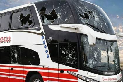 Turba embosca y apedrea un bus con 35 pasajeros en plena carretera