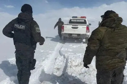 EEUU agradece a la Policía Boliviana por el rescate de turistas atrapados en una intensa nevada Uyuni 