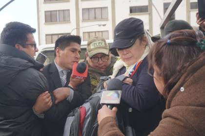 En silencio, Daniela Durán ingresa a celdas de la Felcc de La Paz; la Fiscalía pide su detención preventiva en la cárcel