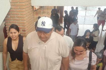 Alfredo Solares vota y pide que la jornada electoral sea tranquila