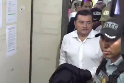 Alcalde cruceño llega al Palacio de Justicia para ser puesto ante un juez por el caso pavimento 
