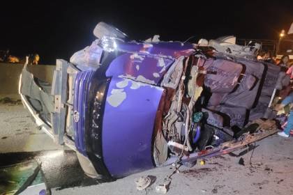 Accidente fatal: un muerto y al menos cuatro heridos deja el vuelco de una vagoneta en la carretera Cochabamba - Santa Cruz