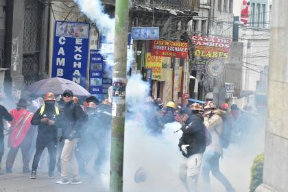 Policía gasifica la marcha de la COB tras que los marchistas usaran dinamita y petardos en el centro de La Paz 