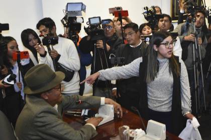 Opositores y cívicos potosinos realizan vigilia para impedir sesión en la que se pretende tratar contrato de litio