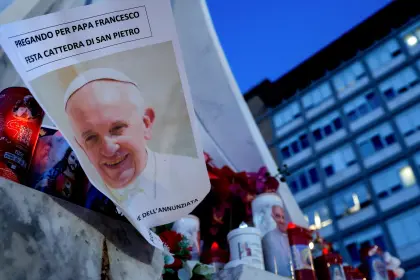 El papa sufre una crisis respiratoria y está en estado crítico