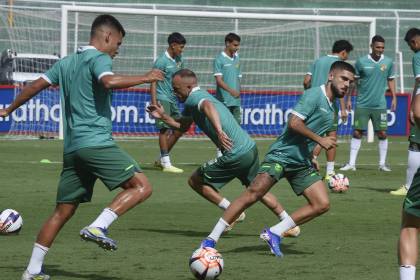 Bolivia viaja a México en busca del boleto al mundial: “La virtud de este grupo es que sueña y está convencido de lo que quiere”