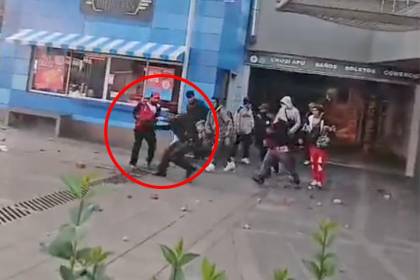 Imágenes fuertes: Golpean brutalmente a un policía hasta dejarlo inconsciente en La Paz