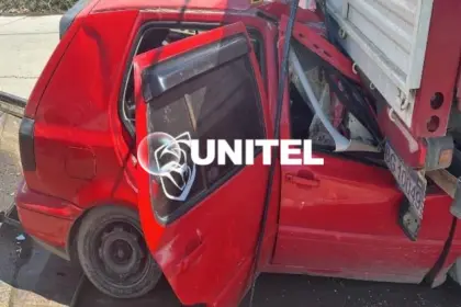El Alto: Un vehículo choca con un tráiler estacionado; el conductor y su acompañante están en estado crítico