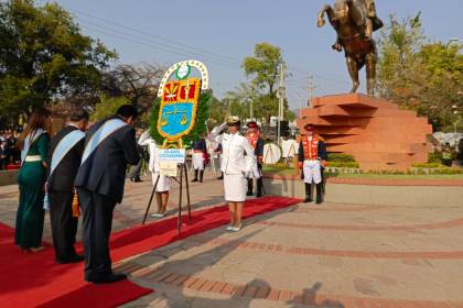 Con ofrenda floral, arrancan los actos protocolares en Cochabamba por los 214 años de la gesta libertaria