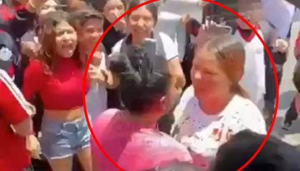 Dos madres se agarran a golpes frente a estudiantes de un colegio y les llueven las críticas