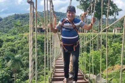 Con dos órdenes de aprehensión en su contra, Evo Morales se muestra paseando un parque del trópico de Cochabamba