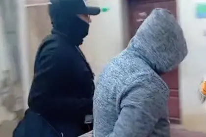 Hombre mata a golpes a su esposa e incendia una habitación para ocultar evidencia