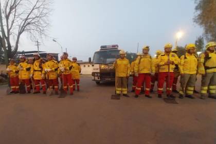 75 personas, entre bomberos y voluntarios, viajan desde Cochabamba para combatir incendios en Santa Cruz