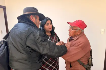 Pareja de adultos mayores denuncia riesgo de perder su casa y Gobierno anuncia apoyo