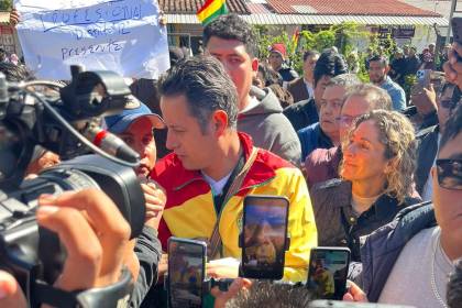 Edman Lara llega a audiencia de un proceso por terrenos destinados a policías