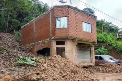 Mazamorra en La Asunta: Pobladores piden ayuda y maquinaria para retirar el lodo que ingreso a casas y calles