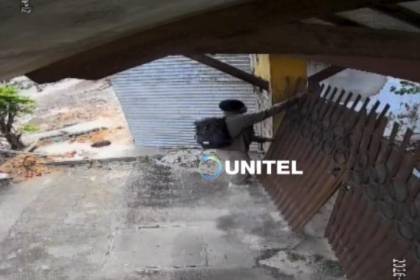 Video captó el insólito robo del portón de una casa en Santa Cruz de la Sierra