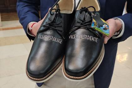 La historia detrás de los zapatos de Lara que llevan la inscripción ‘Vicepresidente’