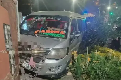 Video: Trufi arrolla a una niña de seis años que estaba sentada en la acera 