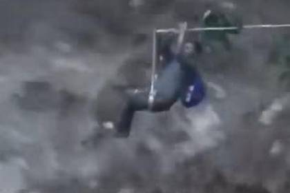 Dramático rescate: Comunarios salvan a un hombre atrapado en un árbol en medio de una riada