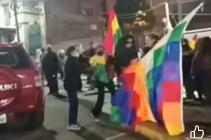 Gobierno condena la quema de una whipala durante movilizaciones en La Paz
