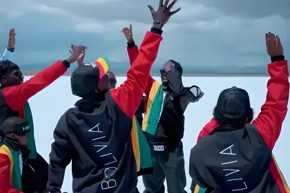 Emocionados, los chicos de Nansana Kids bailaron, saltaron y corrieron en el Salar de Uyuni