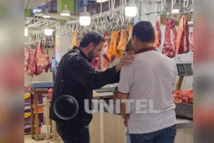 JP Velasco llega al mercado Abasto, donde debía debatir con Edman Lara
