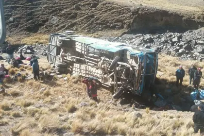 Accidente de bus: Chofer aprehendido y ocho pasajeros siguen internados en el hospital