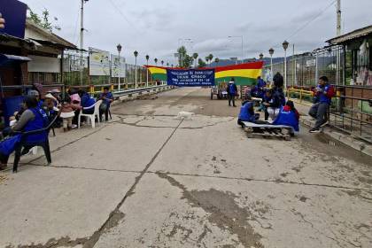 Bagalleros bloquean puente internacional con Argentina en rechazo a las “restricciones” aduaneras