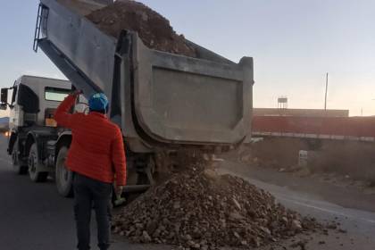 Transportistas cumplen bloqueo en la doble vía La Paz - Oruro en reclamo por la falta de dólares