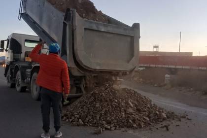 Transportistas bloquean la doble vía La Paz - Oruro y anticipan radicalizar medidas si no hay atención del Gobierno a sus demandas