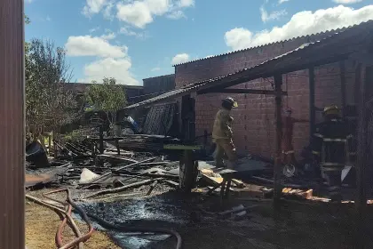 Incendio consume una carpintería en la zona sur de Santa Cruz de la Sierra
