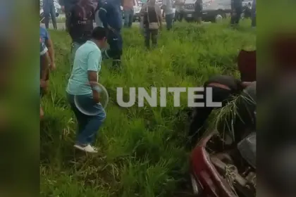 Conductora vuelca su vehículo y fallece a un costado de la carretera nueva de Santa Cruz a Cochabamba