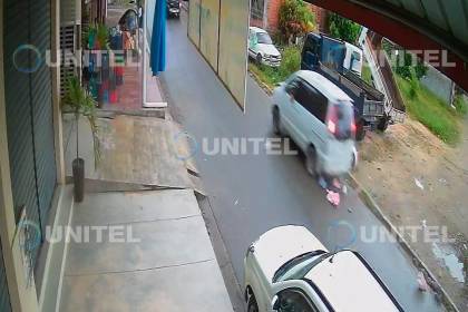 Video: Conductor atropella a dos estudiantes y los deja gravemente heridos 