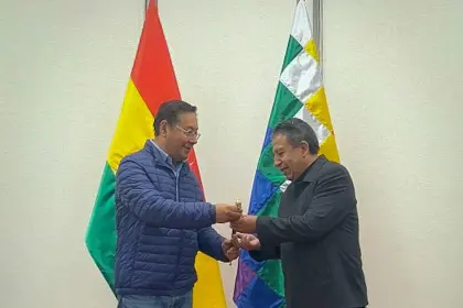 Arce viaja a la cumbre de BRICS y deja bastón de mando a Choquehuanca