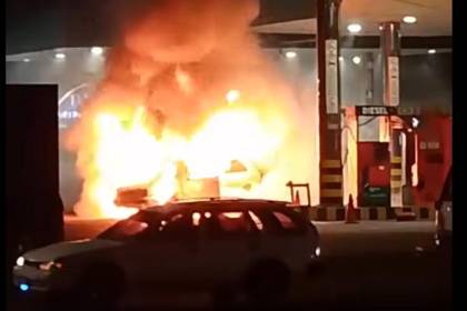 Un auto queda envuelto en llamas en un surtidor de Santa Cruz