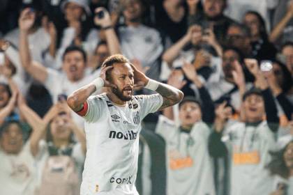 Neymar consigue el empate para el Santos con un doblete en su regreso a Brasil